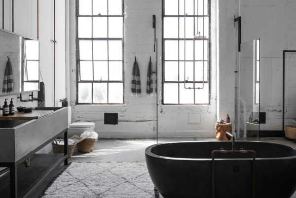 Kamar mandi dengan desain industrial dan pipa-pipa terbuka